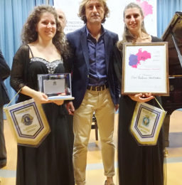 Le vincitrici del Premio Antonelli insieme ad Alfredo Romano, Presidente di Eleomai