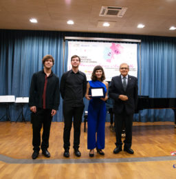 Il Premio del Pubblico vinto dal Trio Incendio consegnato dal Presidente del Lions Club Latina Host dott. Stefano De Caro